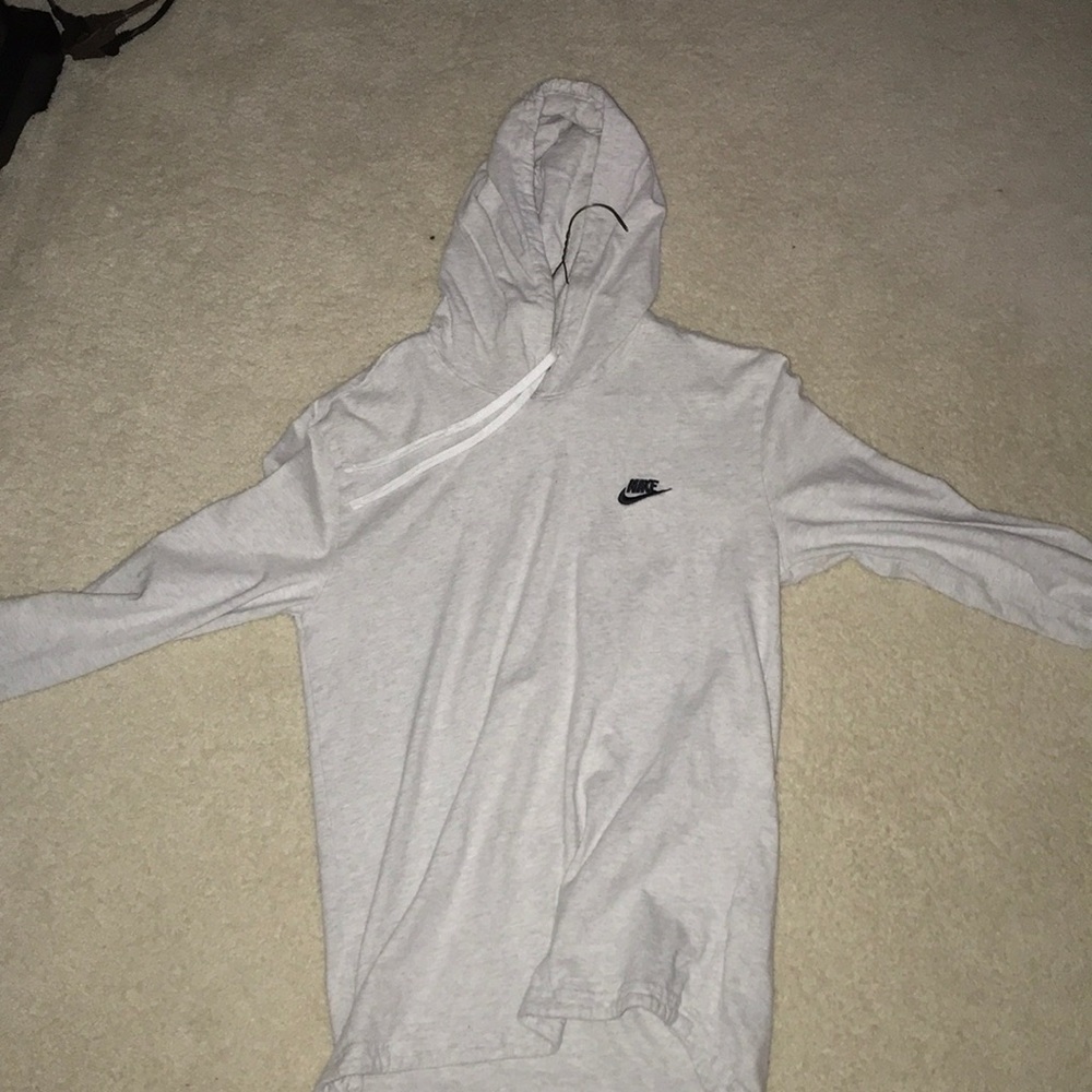 Men’s Medium nike hoodie worn around only 5 times.